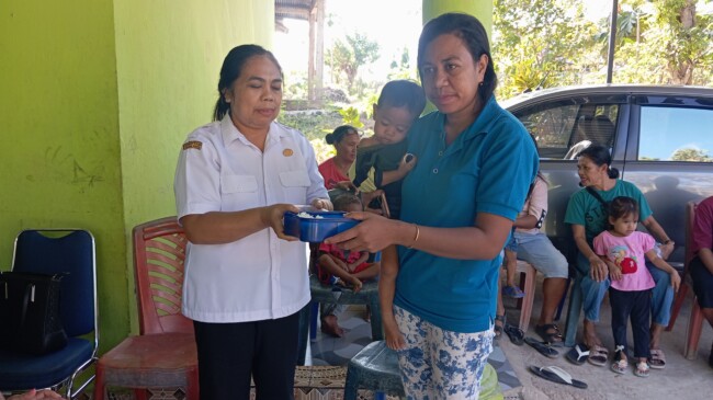 PKK Desa Manulai 1 dan Kader Posyandu Rutin Gelar PMT bagi Anak Stunting