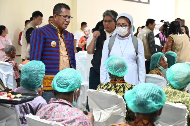 Bakti Sosial, 400 Penderita Katarak Manfaatkan Operasi Gratis di RS Naibonat