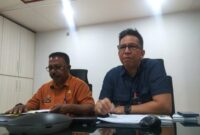 Foto: Kepala Bank BRI Cabang Kupang Terry S. M. Tambun didampingi Kepala BPBD Kabupaten Kupang Semy Tinenti memberikan penjelasan kepada awak media di Kupang.