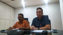Foto: Kepala Bank BRI Cabang Kupang Terry S. M. Tambun didampingi Kepala BPBD Kabupaten Kupang Semy Tinenti memberikan penjelasan kepada awak media di Kupang.
