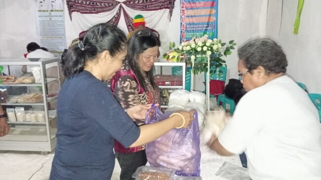 Perayaan HUT RI Ke-80, Deasy Ballo-Foeh Tinjau dan Borong Produk UMKM Kabupaten Kupang