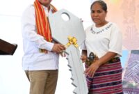 Foto: Bupati Kupang, Yosef Lede, S.H., saat menyerahkan kunci rumah secara simbolis kepada salah satu penerima. 