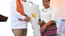 Foto: Bupati Kupang, Yosef Lede, S.H., saat menyerahkan kunci rumah secara simbolis kepada salah satu penerima. 