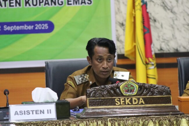 Foto: Sekda Kabupaten Kupang, Telah Sanam saat memimpin Rakor Percepatan Swasembada Pangan. 