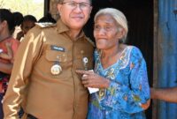 Foto: Bupati Kupang, Yosef Lede, S.H., saat berpose bersama Felpina Pian usai serahkan bantuan. 