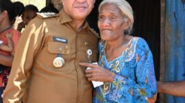 Foto: Bupati Kupang, Yosef Lede, S.H., saat berpose bersama Felpina Pian usai serahkan bantuan. 