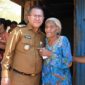 Foto: Bupati Kupang, Yosef Lede, S.H., saat berpose bersama Felpina Pian usai serahkan bantuan. 