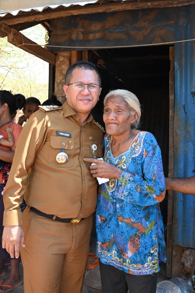 Foto: Bupati Kupang, Yosef Lede, S.H., saat berpose bersama Felpina Pian usai serahkan bantuan. 