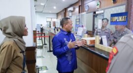 Foto: Dewan Komisaris Jasa Raharja saat berkunjung ke Samsat Kota Semarang.