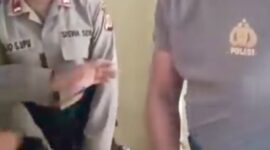Foto: Tangkapan layar video viral penganiayaan yang diduga dilakukan oleh oknum Polda NTT kepada 2 Juniornya.
