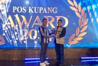 Foto: Bupati Kupang, Yosef Lede,SH., saat menerima penghargaan Pos Kupang Award 2025.