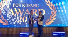 Foto: Bupati Kupang, Yosef Lede,SH., saat menerima penghargaan Pos Kupang Award 2025.