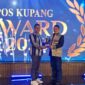 Foto: Bupati Kupang, Yosef Lede,SH., saat menerima penghargaan Pos Kupang Award 2025.