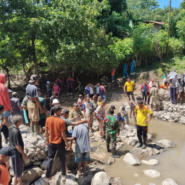 Gercep Camat Amfoang Utara, Gotong Royong Bersama Perbaiki Jembatan Bonasu 