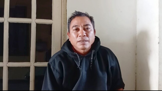 Terisolasi Digital: Warga Onansila Terpaksa "Mengejar" Sinyal ke Tepi Pantai demi Administrasi dan Edukasi