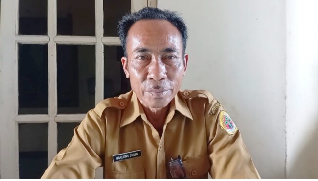 Terisolasi Digital: Warga Onansila Terpaksa "Mengejar" Sinyal ke Tepi Pantai demi Administrasi dan Edukasi