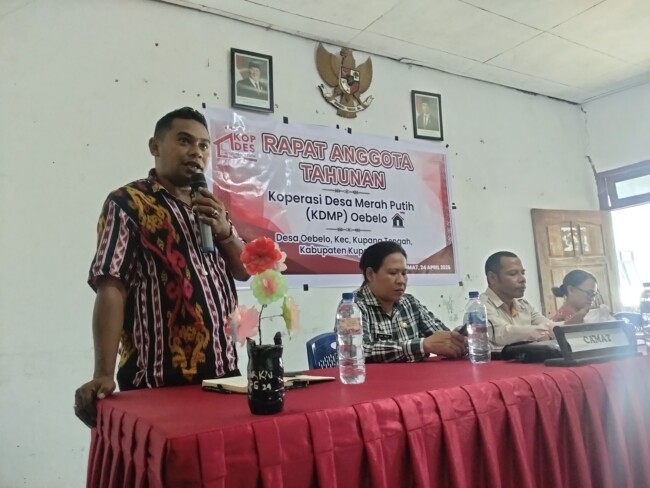 Foto: Ketua Kopdes Merah Putih Oebelo, Jooy Marsyano Mooy Mbatu, SH., saat memberi sambutan dalam pelaksanaan RAT tahun buku 2025.