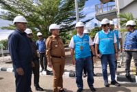 Foto: Bupati Kupang, Yosef Lede, didampingi Absalom Buy, dan Staf Khusus Bupati saat berkeselamatan meninjau mesin pembangkit PLTMG Kupang 1.
