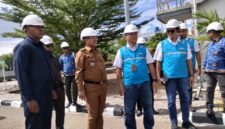 Foto: Bupati Kupang, Yosef Lede, didampingi Absalom Buy, dan Staf Khusus Bupati saat berkeselamatan meninjau mesin pembangkit PLTMG Kupang 1.