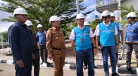 Foto: Bupati Kupang, Yosef Lede, didampingi Absalom Buy, dan Staf Khusus Bupati saat berkeselamatan meninjau mesin pembangkit PLTMG Kupang 1.