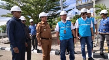 Foto: Bupati Kupang, Yosef Lede, didampingi Absalom Buy, dan Staf Khusus Bupati saat berkeselamatan meninjau mesin pembangkit PLTMG Kupang 1.