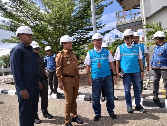 Foto: Bupati Kupang, Yosef Lede, didampingi Absalom Buy, dan Staf Khusus Bupati saat berkeselamatan meninjau mesin pembangkit PLTMG Kupang 1.