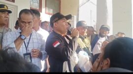 Foto: Hendrikus Djawa saat memimpin aksi demonstrasi dana Seroja .