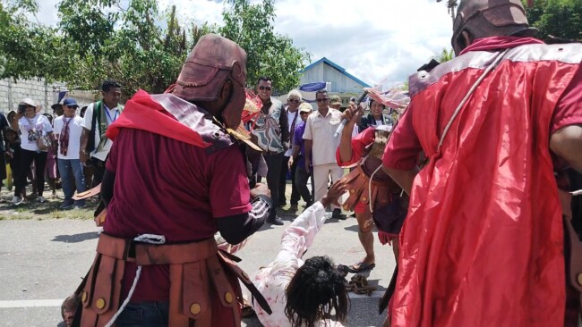 Histeris!!! Akting Turnesin Mone Pukau Ribuan Warga Kabupaten Kupang Dalam Dramatisasi Paskah 2026