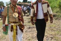 Foto: Moment kebersamaan Sekertaris DPD PSI Kabupaten Kupang, Absalom Buy saat bersama Bupati Kupang, Yosef Lede, pada upacara peringatan Hardiknas 2026. Batakte (02/05/2026)