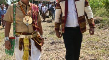 Foto: Moment kebersamaan Sekertaris DPD PSI Kabupaten Kupang, Absalom Buy saat bersama Bupati Kupang, Yosef Lede, pada upacara peringatan Hardiknas 2026. Batakte (02/05/2026)