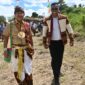 Foto: Moment kebersamaan Sekertaris DPD PSI Kabupaten Kupang, Absalom Buy saat bersama Bupati Kupang, Yosef Lede, pada upacara peringatan Hardiknas 2026. Batakte (02/05/2026)