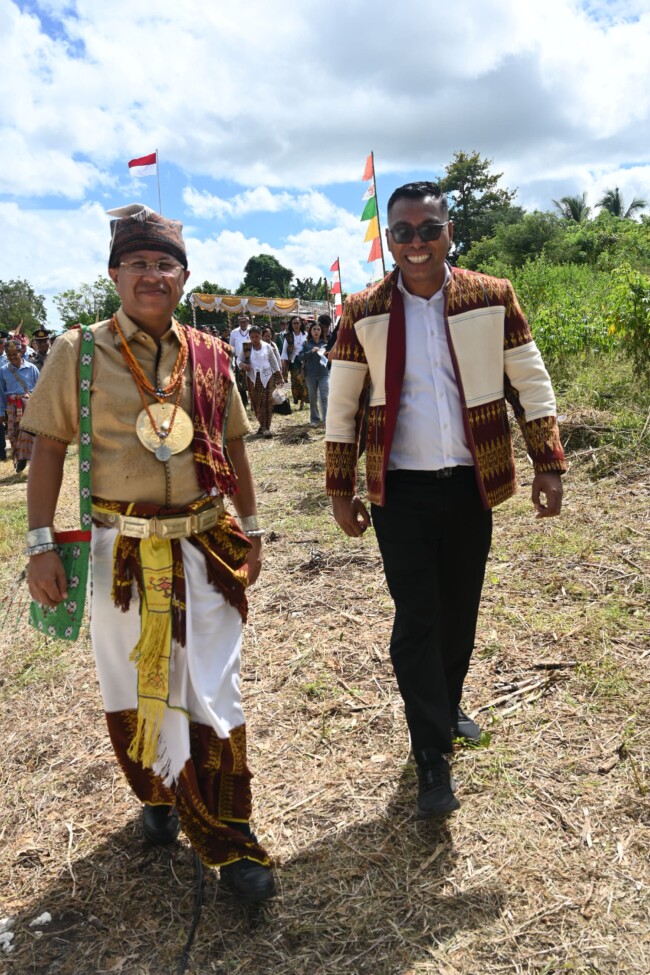 Foto: Moment kebersamaan Sekertaris DPD PSI Kabupaten Kupang, Absalom Buy saat bersama Bupati Kupang, Yosef Lede, pada upacara peringatan Hardiknas 2026. Batakte (02/05/2026)