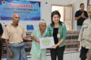 Foto: Penyerahan BLT Dana Desa kepada penerima oleh Camat Kupang Barat, Villy Nakamnanu, S.STP., di aula kantor Desa Oenaek, Jumat(08/05)