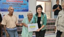 Foto: Penyerahan BLT Dana Desa kepada penerima oleh Camat Kupang Barat, Villy Nakamnanu, S.STP., di aula kantor Desa Oenaek, Jumat(08/05)