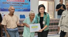 Foto: Penyerahan BLT Dana Desa kepada penerima oleh Camat Kupang Barat, Villy Nakamnanu, S.STP., di aula kantor Desa Oenaek, Jumat(08/05)