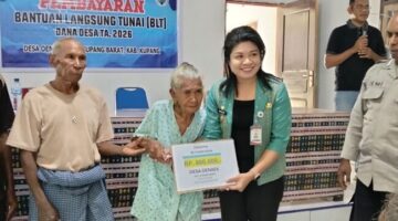 Foto: Penyerahan BLT Dana Desa kepada penerima oleh Camat Kupang Barat, Villy Nakamnanu, S.STP., di aula kantor Desa Oenaek, Jumat(08/05)