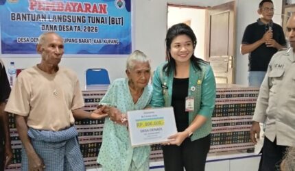 24 Warga Desa Oenaek Terima BLT Dana Desa, Camat Kupang Barat Ingatkan Skala Prioritas
