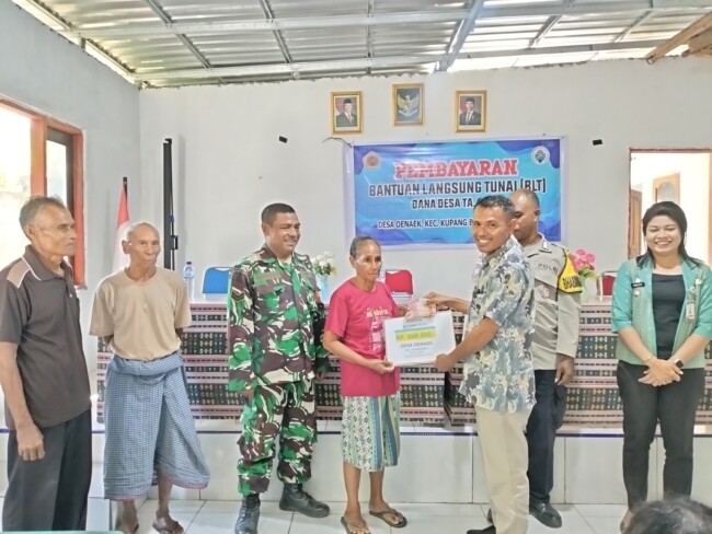 24 Warga Desa Oenaek Terima BLT Dana Desa, Camat Kupang Barat Ingatkan Skala Prioritas