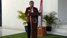 Foto: Bupati Kupang, Yosef Lede, SH., saat memberikan sambutan dalam Rakor Lembaga adat
