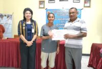 Foto: Camat Kupang Barat, Villy Nakamnanu (kiri) saat mengikuti kegiatan penyaluran BLT Dana Desa Manulai 1. Didampingi Kepala Desa, Louis Mikael Manafe (kanan)