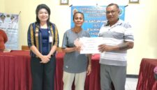 Foto: Camat Kupang Barat, Villy Nakamnanu (kiri) saat mengikuti kegiatan penyaluran BLT Dana Desa Manulai 1. Didampingi Kepala Desa, Louis Mikael Manafe (kanan)