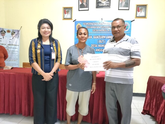 Foto: Camat Kupang Barat, Villy Nakamnanu (kiri) saat mengikuti kegiatan penyaluran BLT Dana Desa Manulai 1. Didampingi Kepala Desa, Louis Mikael Manafe (kanan)