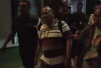 Foto: Tersangka kasus penghasutan, Hendrikus Djawa saat digelandang ke mobil tahanan. (dok/sumber:Kupangberita)