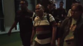 Foto: Tersangka kasus penghasutan, Hendrikus Djawa saat digelandang ke mobil tahanan. (dok/sumber:Kupangberita)