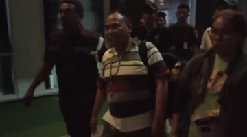 Foto: Tersangka kasus penghasutan, Hendrikus Djawa saat digelandang ke mobil tahanan. (dok/sumber:Kupangberita)