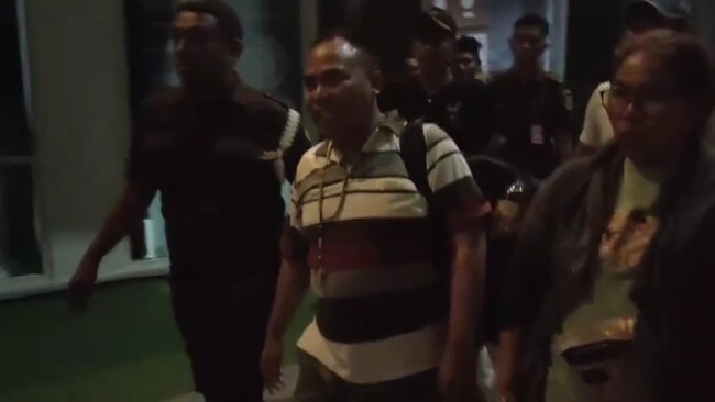 Foto: Tersangka kasus penghasutan, Hendrikus Djawa saat digelandang ke mobil tahanan. (dok/sumber:Kupangberita)