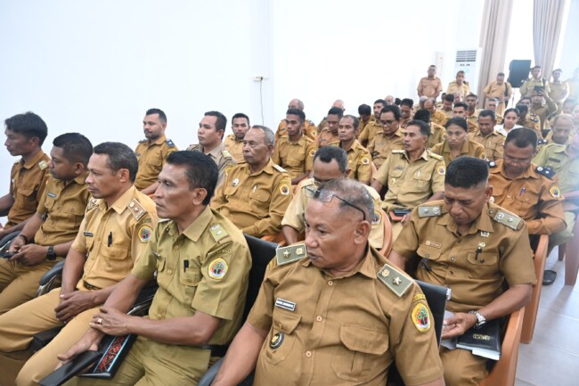 Bupati Yosef Lede Tegur Camat Takari Terkait Ketidakhadiran Kades Oesusu dalam Rakor