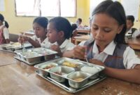 Foto: Siswi SDN Pitay saat menikmati MBG.