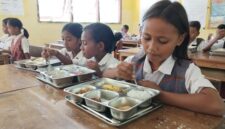Foto: Siswi SDN Pitay saat menikmati MBG.