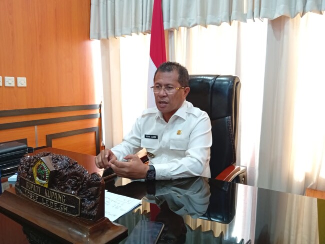 Foto: Bupati Kupang, Yosef Lede, SH., saat berikan keterangan kepada awak media, Rabu (17/06)2026)